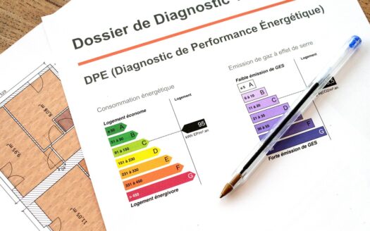 Schéma de DPE montrant les classes énergétiques, mise en avant de la classe E obligatoire pour la vente en 2025